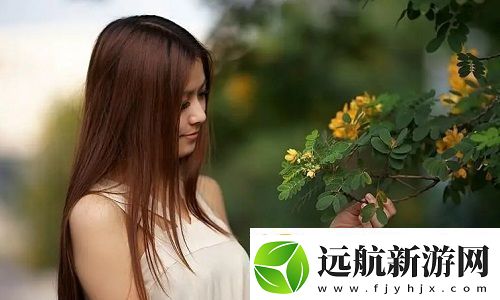 幾個(gè)裝修工人把我壓在茶幾