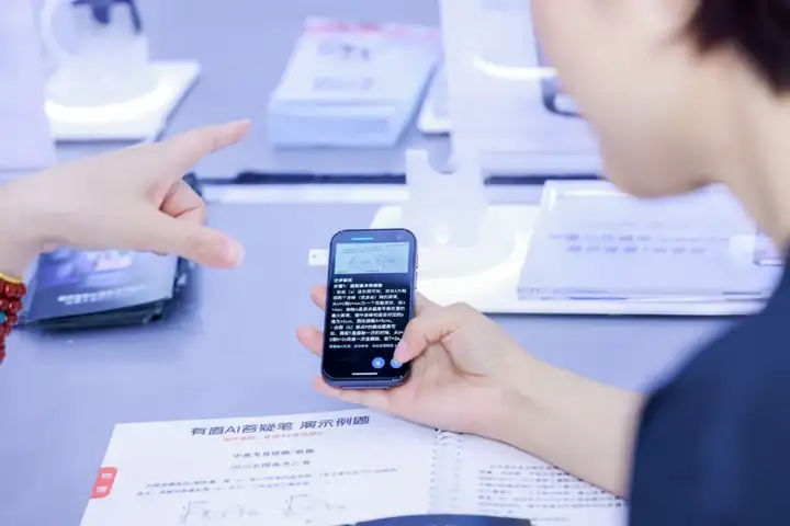 有道 AI 答疑筆亮相 WAIC，如何革新 AI 教育硬件體驗？